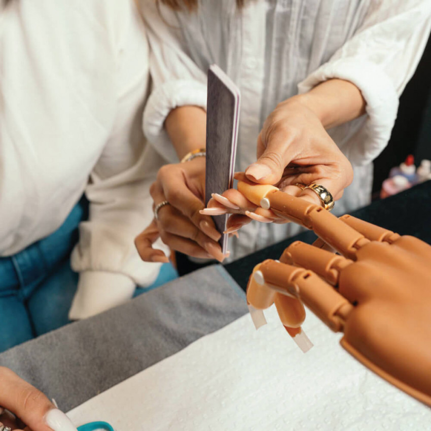 How Can a Nail Technician Course Help You?