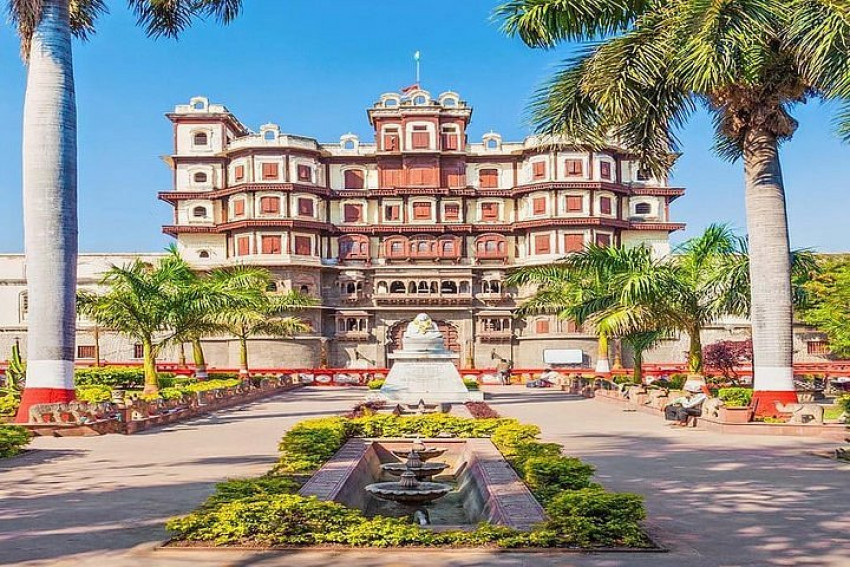 Places to Explore in Indore by a Taxi