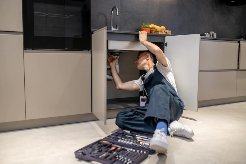 6 Things to Check Before Hiring a Plumber for Your Kitchen Sink