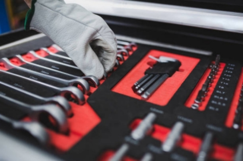 What are the common faults in using hand tools
