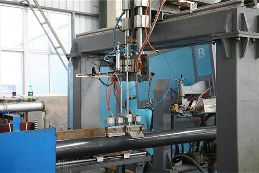 Judgment method of defect characteristics of welded steel pipe