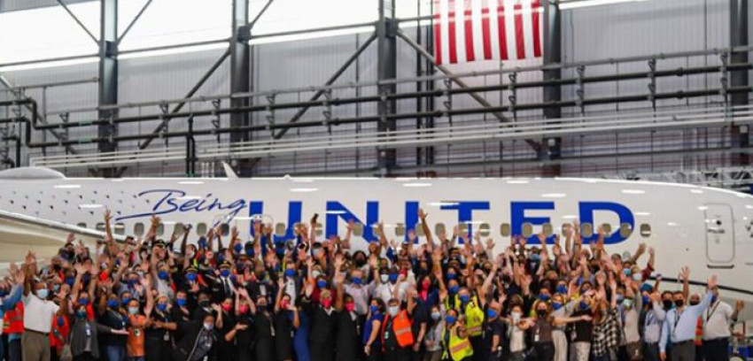 How can I contact United Airlines by phone?