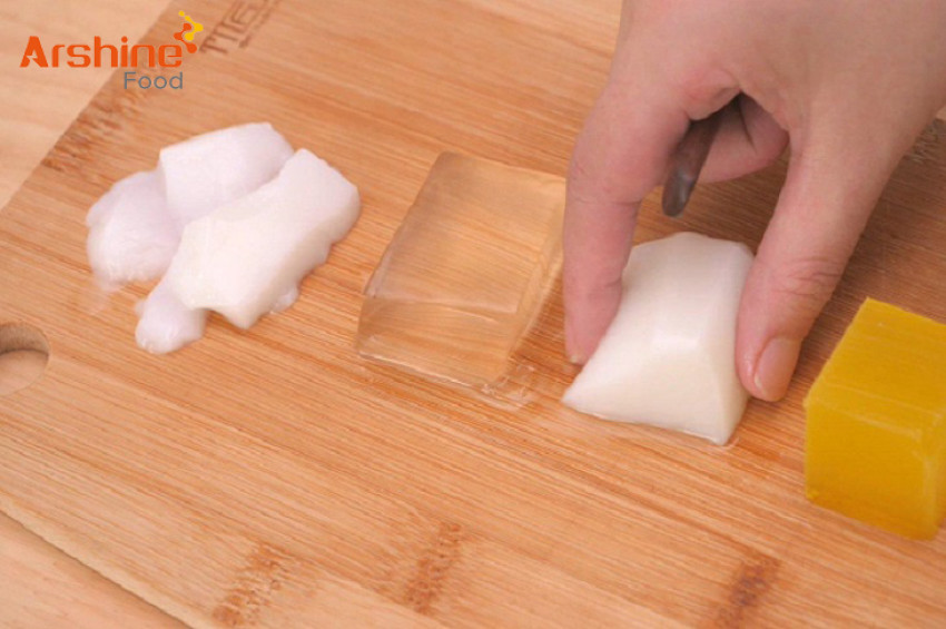 HOW IS GELATIN DIFFERENT FROM AGAR?