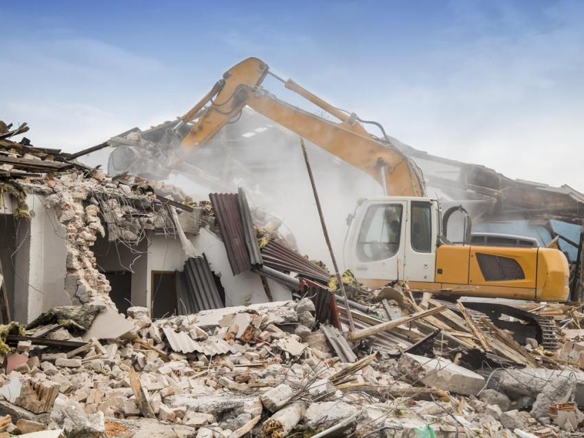 What to Expect When Working with Demolition Contractors: A Guide for Homeowner