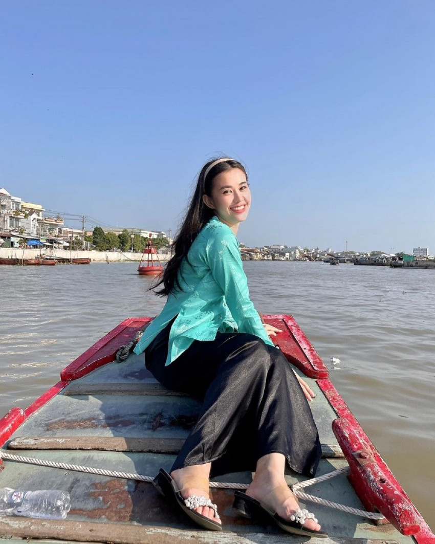 Explore beautiful floating markets in bustling Asia in all seasons