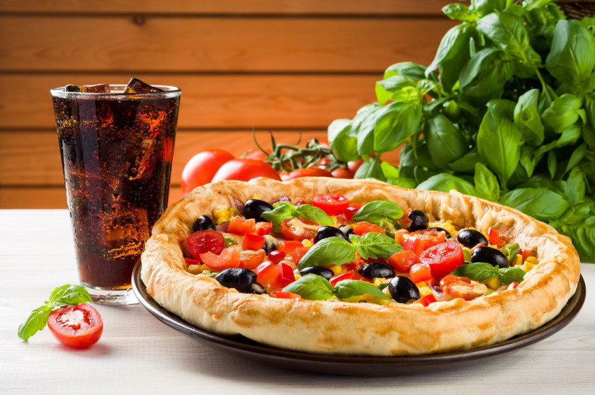 Which Amazing Side Drinks Complement the Best Vegetarian Pizza?