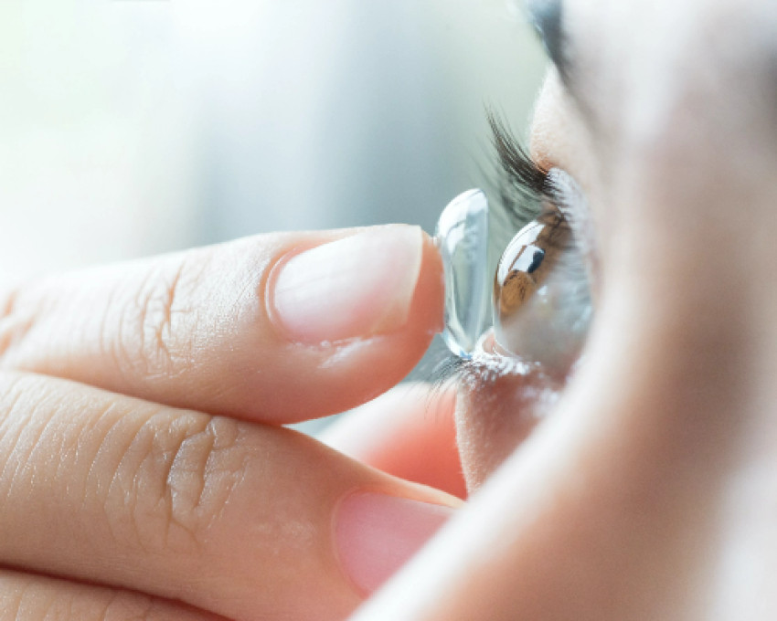A Comprehensive Guide to Choosing Between Contact Lenses and Spectacles