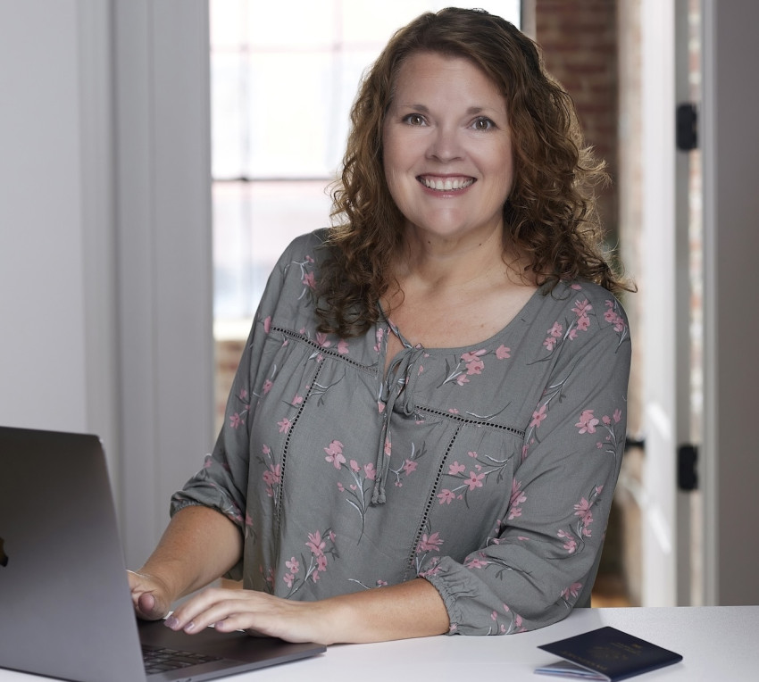 Leslie Brashear Adds New Photos to Her South America Collection While Visiting Medellín, Colombia