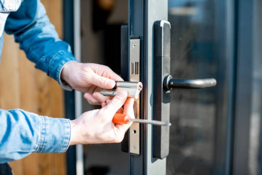 How Can A Locksmith Save The Day During An Emergency Lockout?