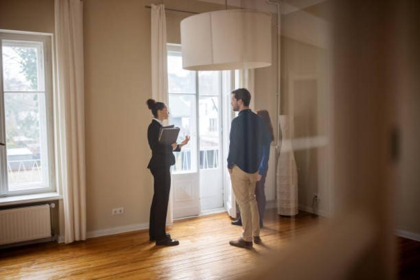What Negotiation Tactics Does a Real Estate Consultant Use to Save You Money?