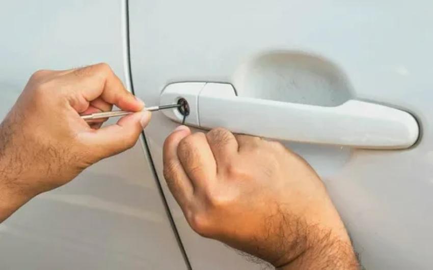 How Automotive Locksmith Services Handle Ignition Repair and Replacement?