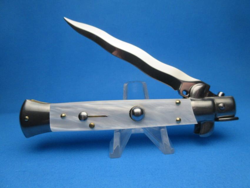 Portable Stiletto Switchblade for Indoor and Outdoor Use