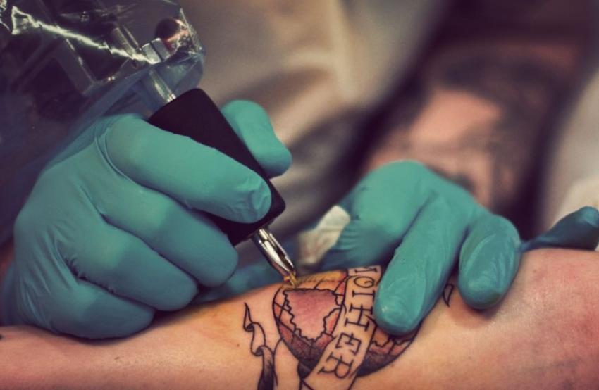 How Artists Create 3D Tattoos That Look Like Glass Shards in Skin?