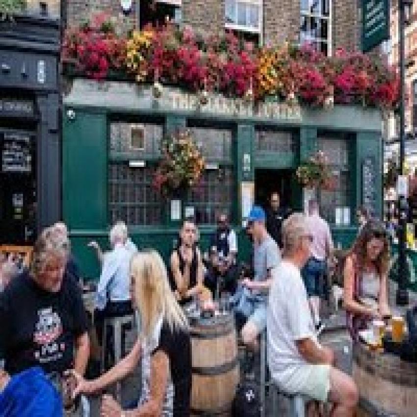 How to Behave in a Scottish Pub as a Foreigner