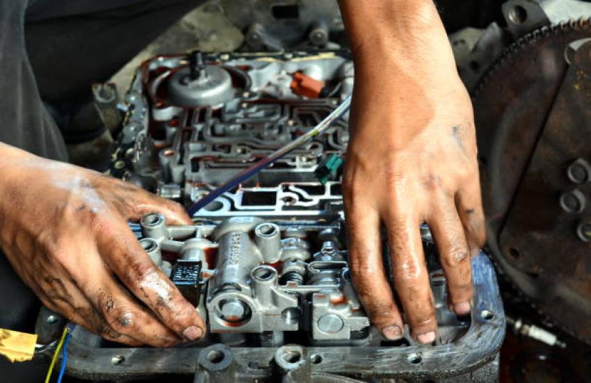 How Mechanics Diagnose Need for Transmission Repair—How to Spot It?