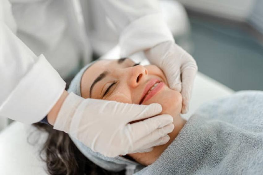 How Does a Cosmetic Surgeon Ensure Minimal Scarring and Quick Healing?
