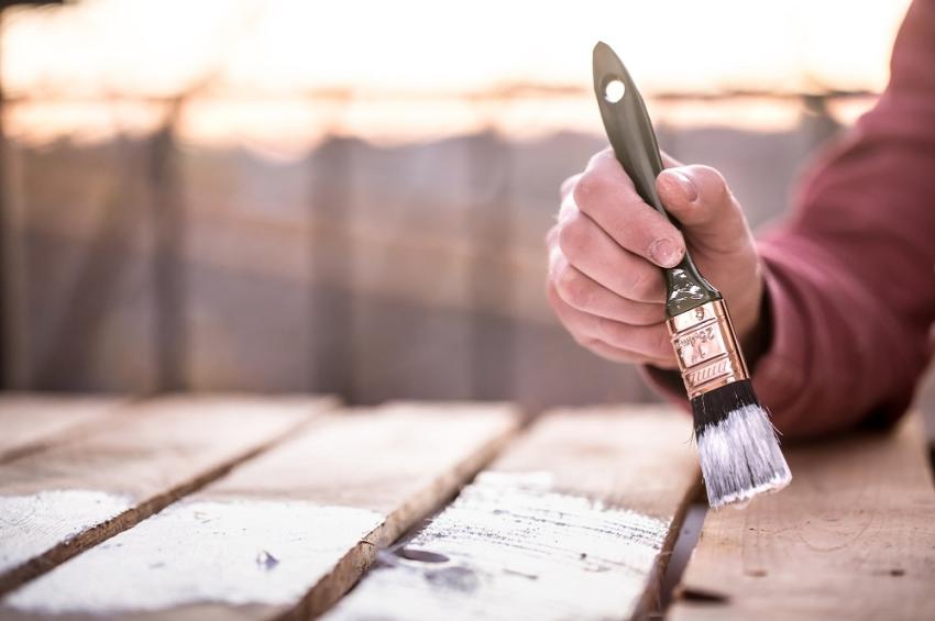 Top 4 Expert Tips for Deck Painting That Lasts All Year