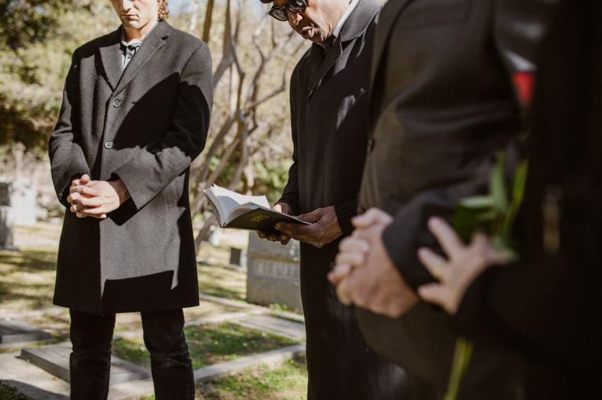 What Happens at a Graveside Service: A Complete Guide