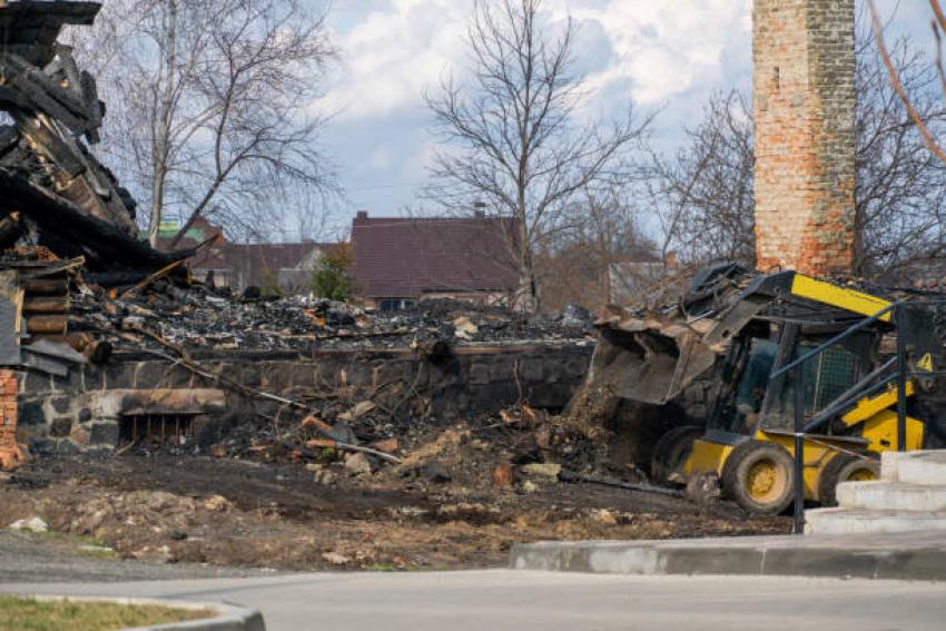 How Smoke Damage Restoration Services Restore Soot-Stained Walls