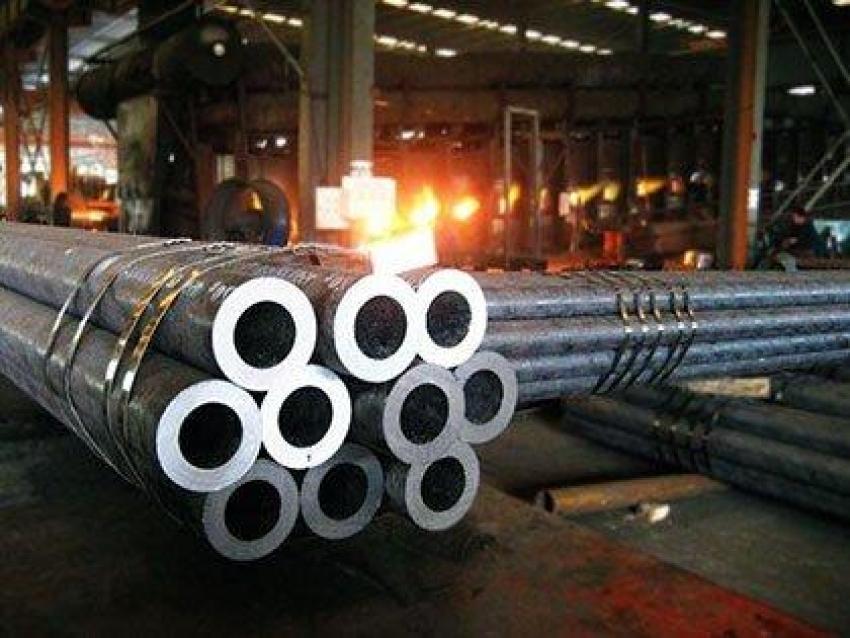 What factors influence the price of seamless steel pipes?