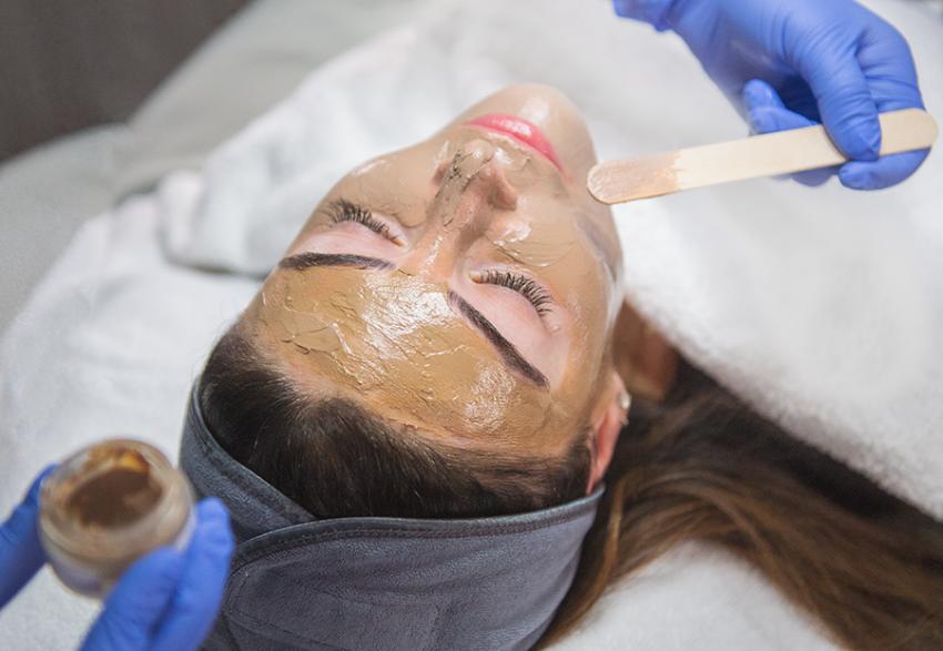 قبل أن تحجز: تعرف على تكلفة جلسات التقشير الكيميائي الخفية